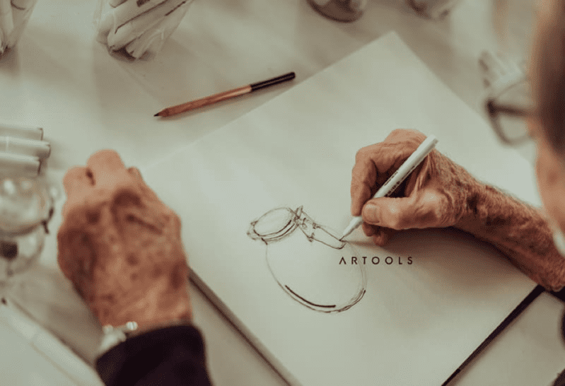 artista desenhando com caneta