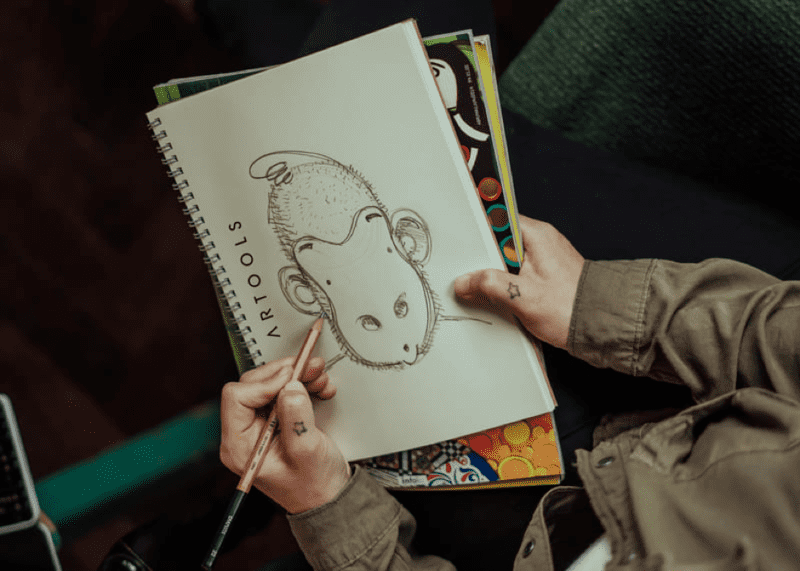 artista desenhando com lápis
