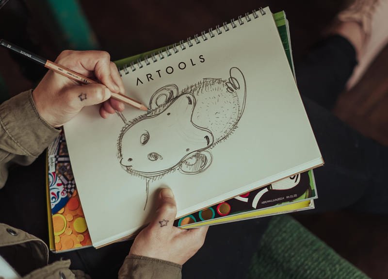 desenho a lápis em um sketchbook