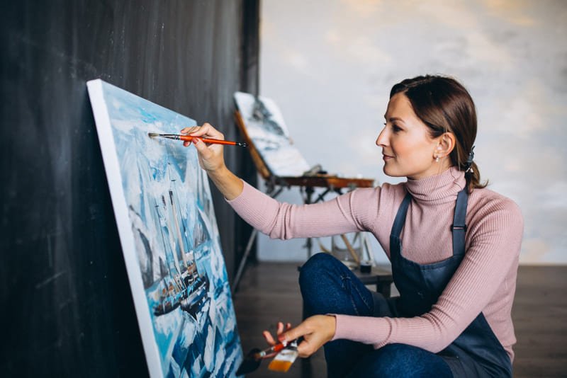 mulher pintando um quadro
