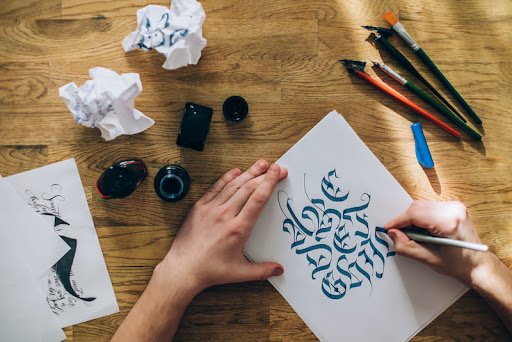 A arte da caligrafia: o que é e como usar essa técnica