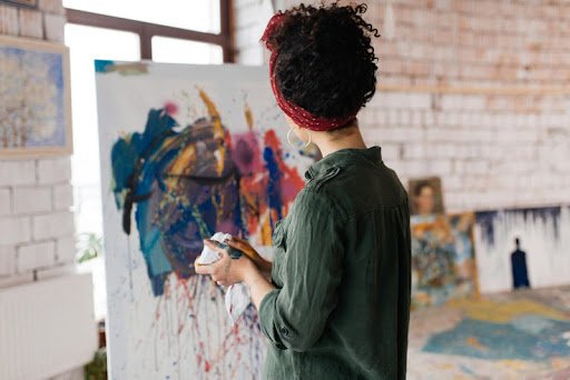 mulher pintando tela abstrata