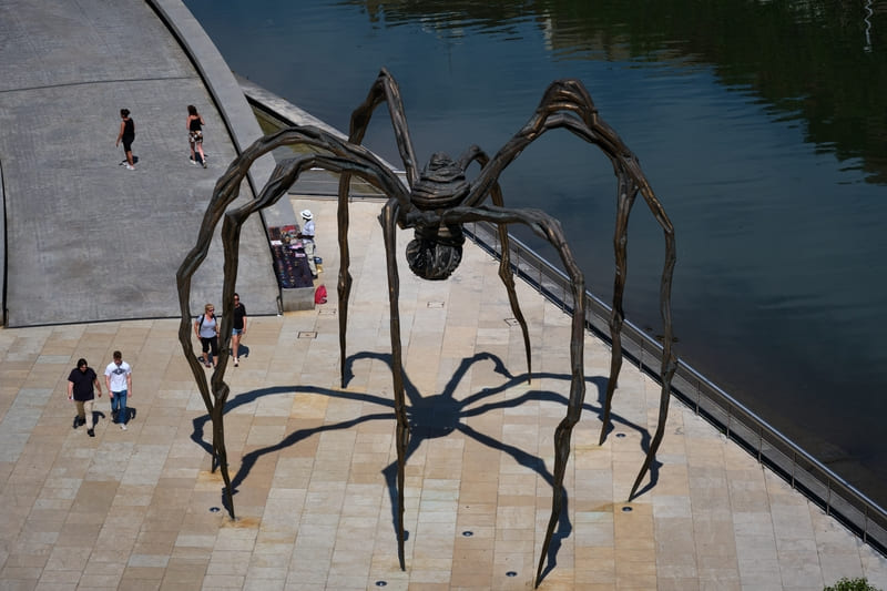 Escultura gigante em formato de aranha ao ar livre